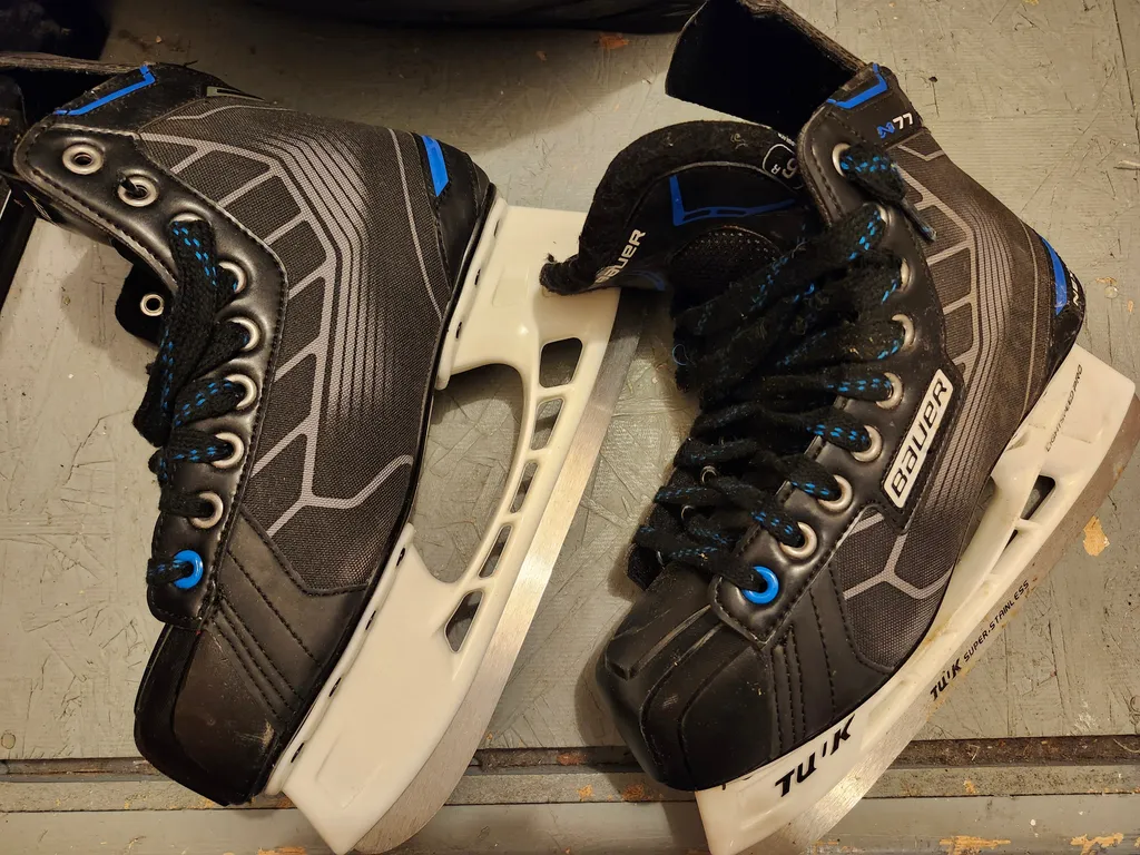 Bauer hockey skates, size 6R photo 1