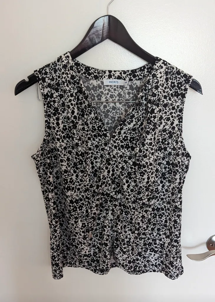 Ricki's Black & White Floral Sleeveless Blouse - Women's Medium photo 1