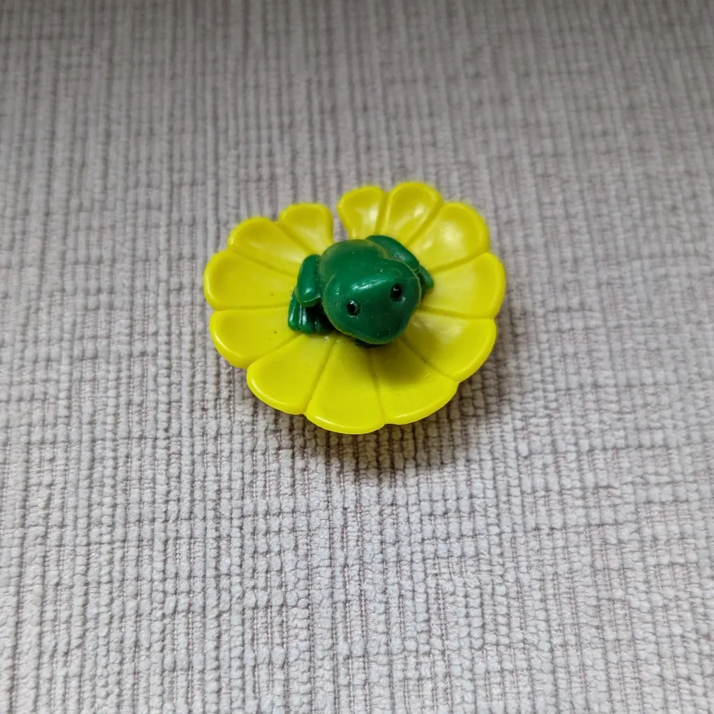 Littlest Pet Shop Toy Frog on a Lily Pad photo 1