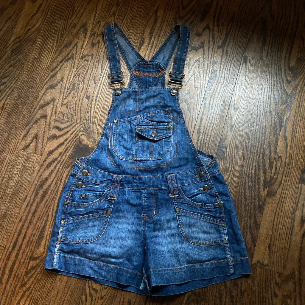 WOMANS OVERALL SHORTS SIZE 9/10 photo 1