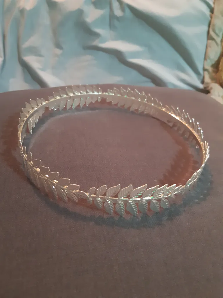 Metal Laurel crown photo 1