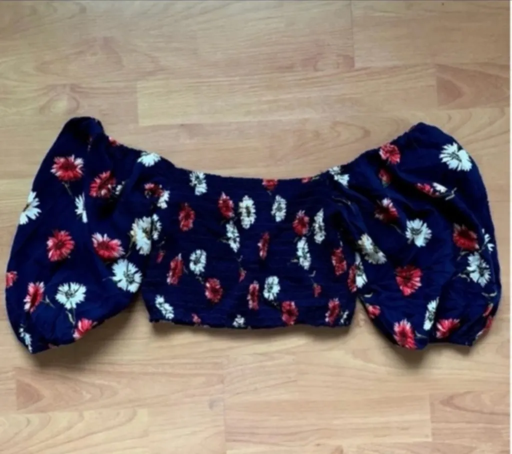 Floral Off-the-Shoulder Crop Top photo 1