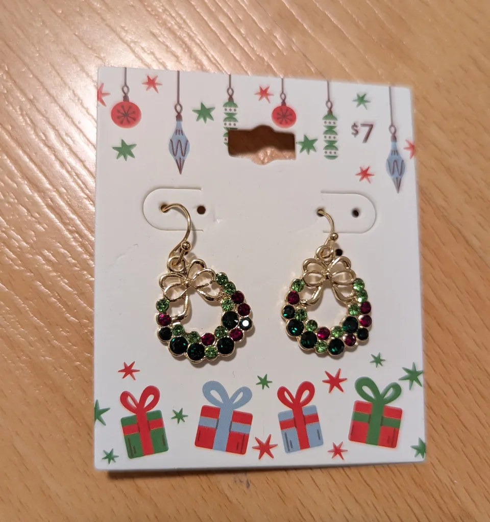 Brand New Christmas Wreath Dangle Earrings photo 1