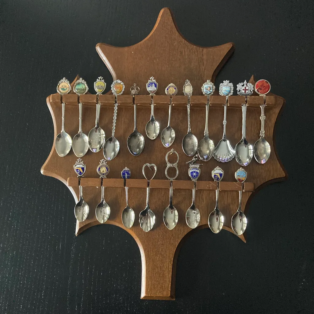 VINTAGE CANADIAN/USA  COLLECTION SPOONS photo 1
