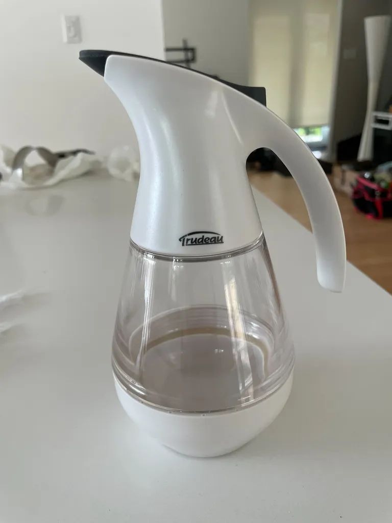 Trudeau syrup dispenser photo 1