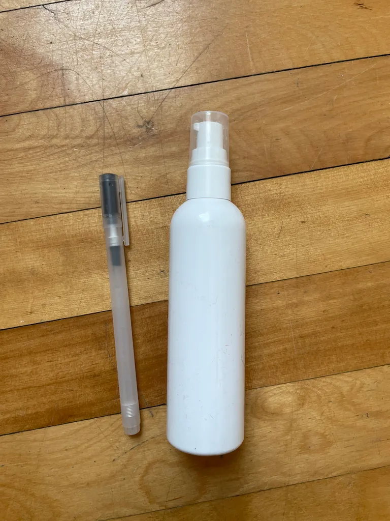 Empty pump bottle photo 1