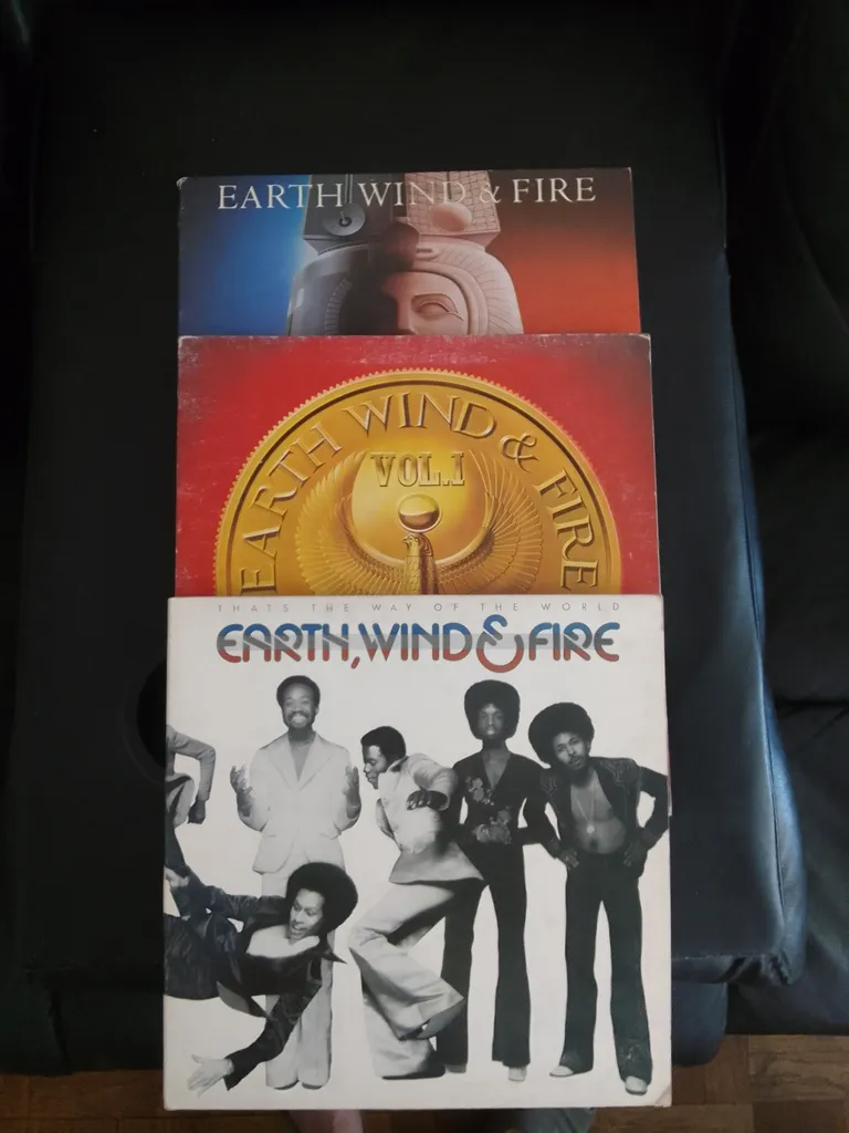 1 of 3 - Earth, Wind & Fire LPS photo 1
