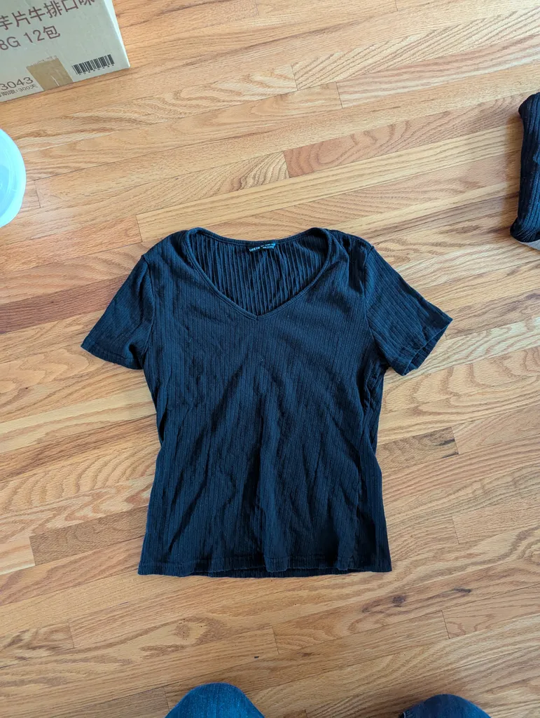 Black ribbed T-shirt photo 1