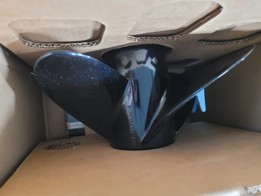 boat propeller photo 1