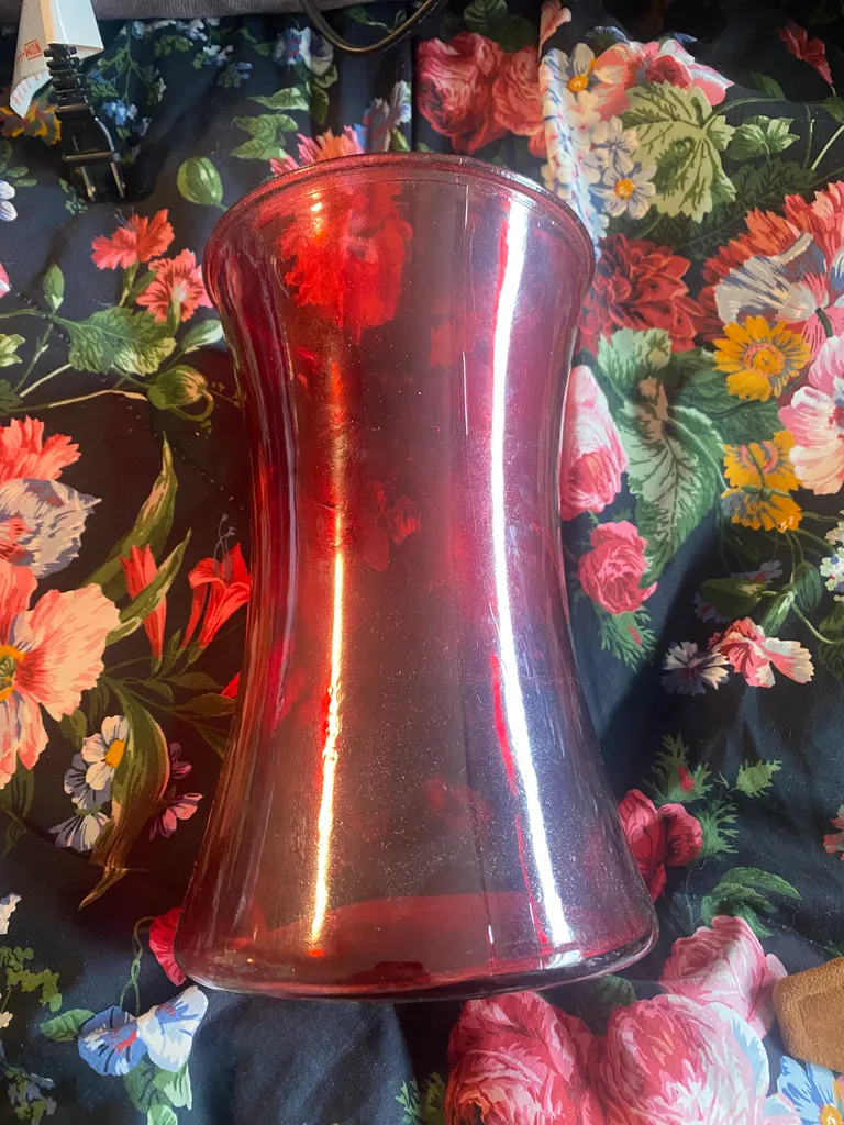 Red flower vase photo 1