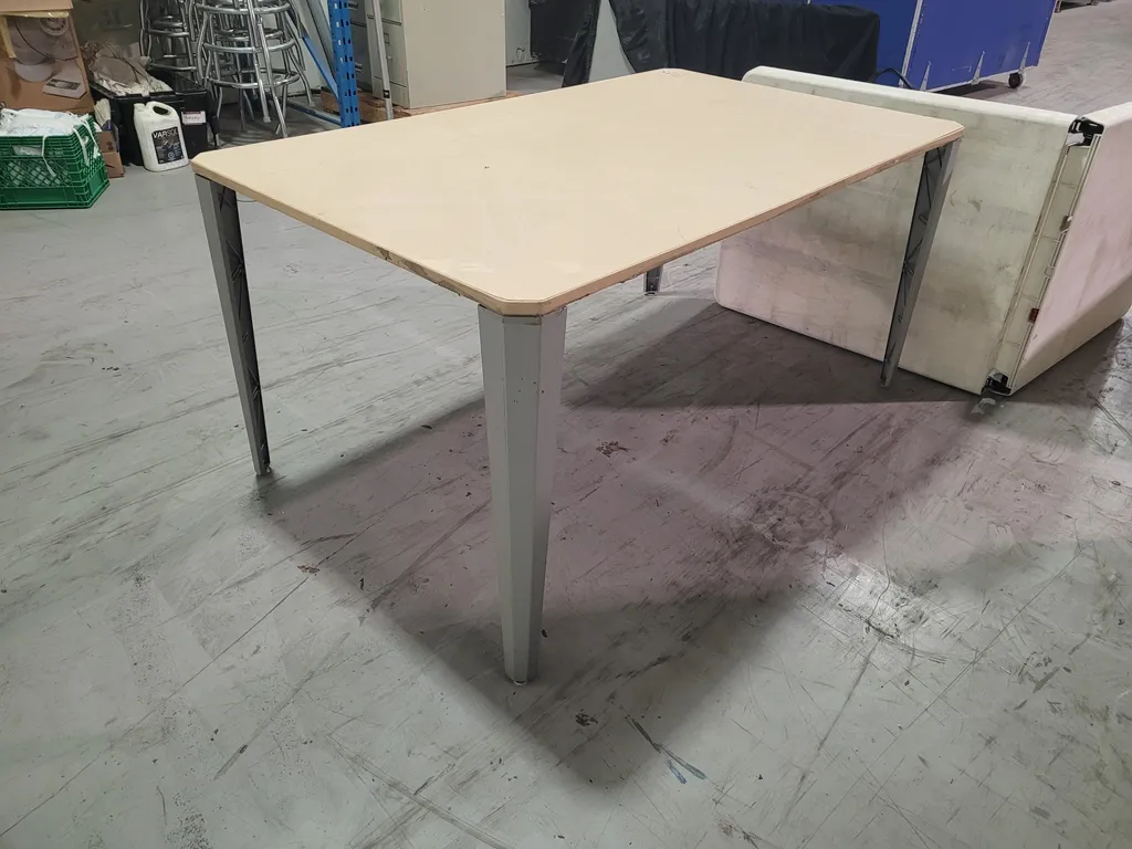 Good quality but low ask value table!  photo 1