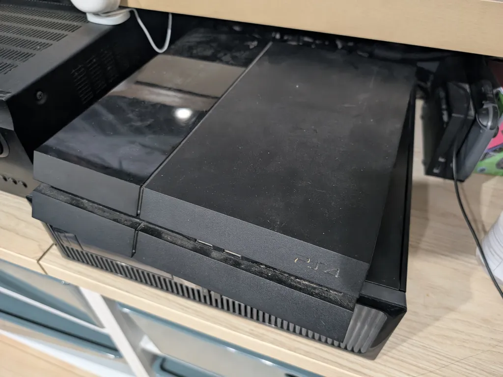 PS4 with one controller  photo 1