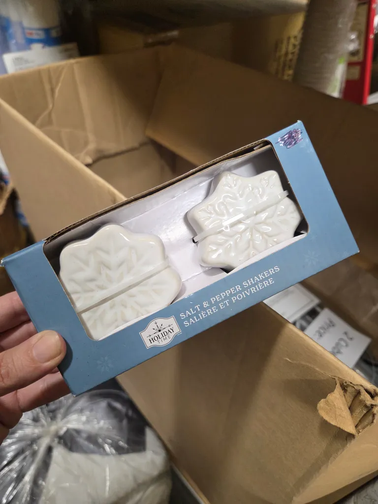 Snowflake salt n pepper shaker set photo 1