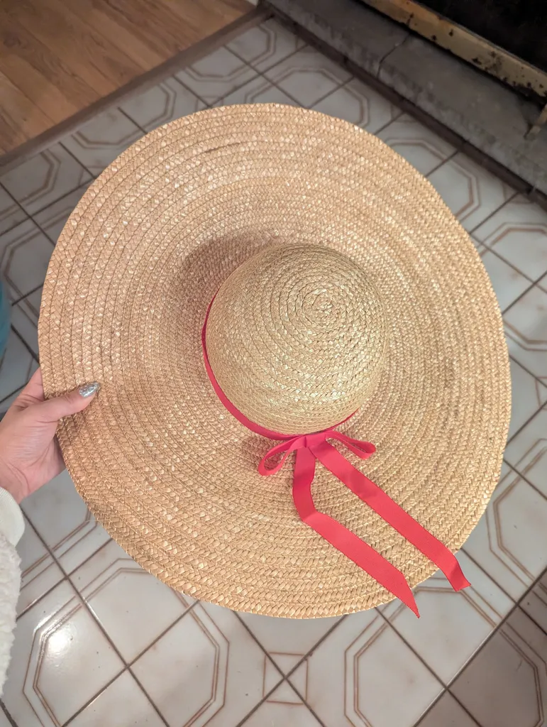 Big straw sunhat photo 1