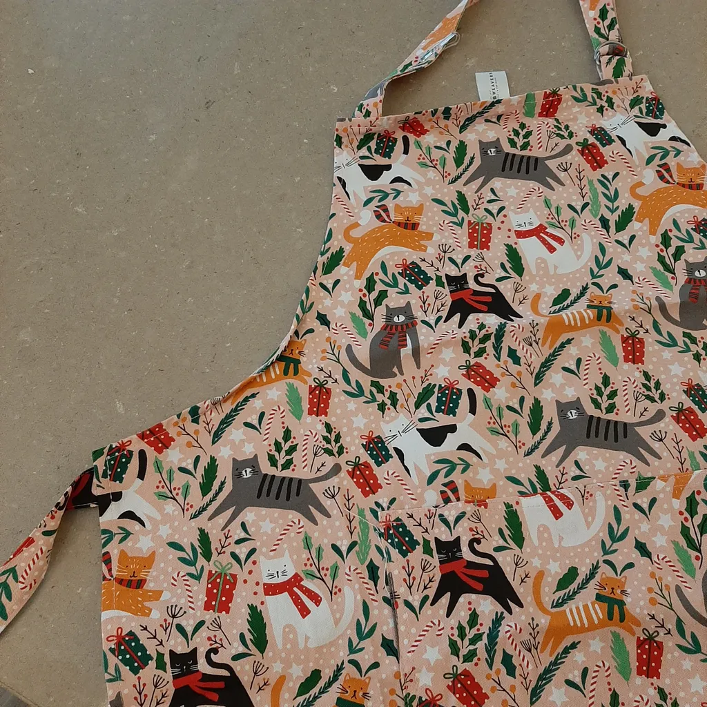 Apron with cat and Christmas design photo 1
