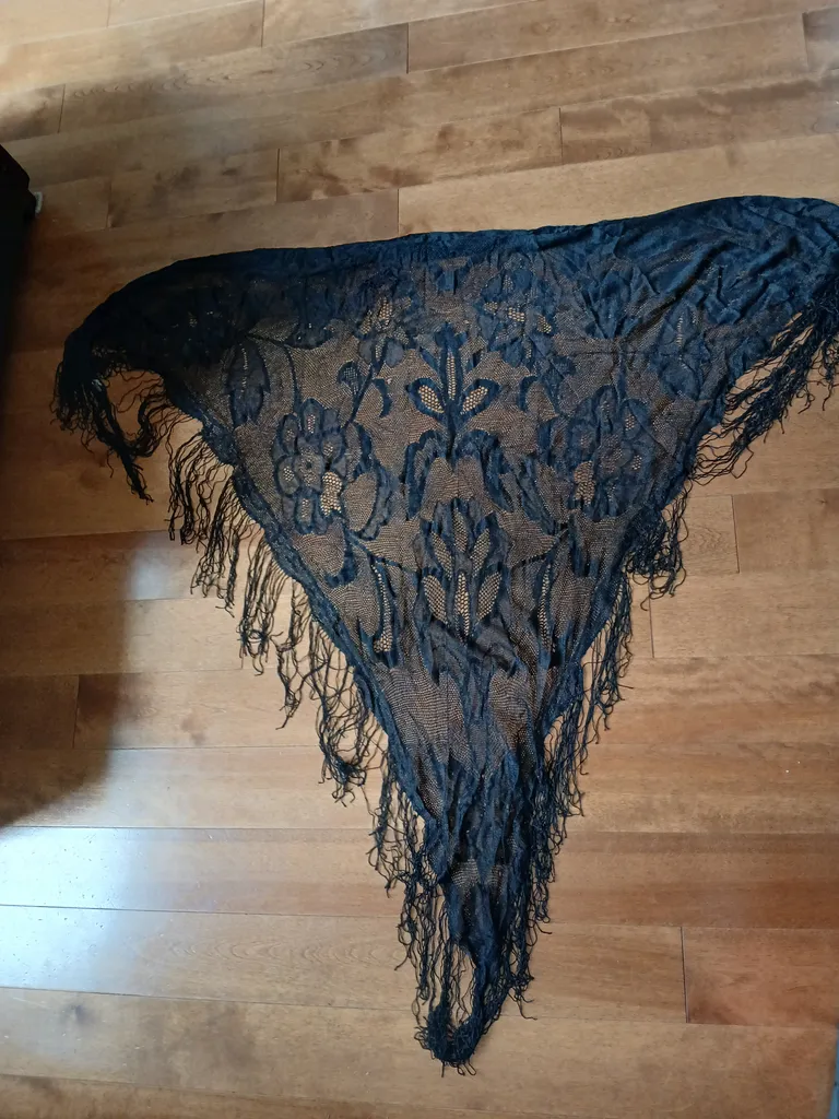 Black lace fringe shawl photo 1