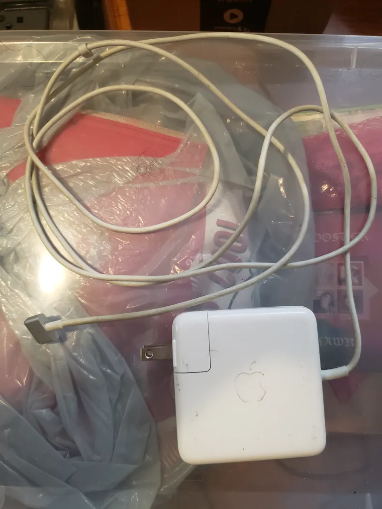 Second-Gen Macbook (2010+) Magsafe Charger photo 1