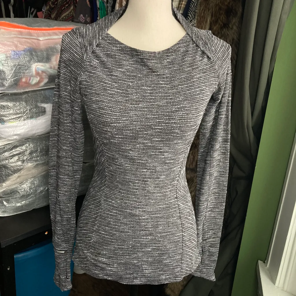 LULULEMON LONG SLEEVE TOP SIZE 2 photo 1