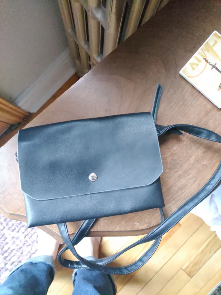 Black roots handbag photo 1