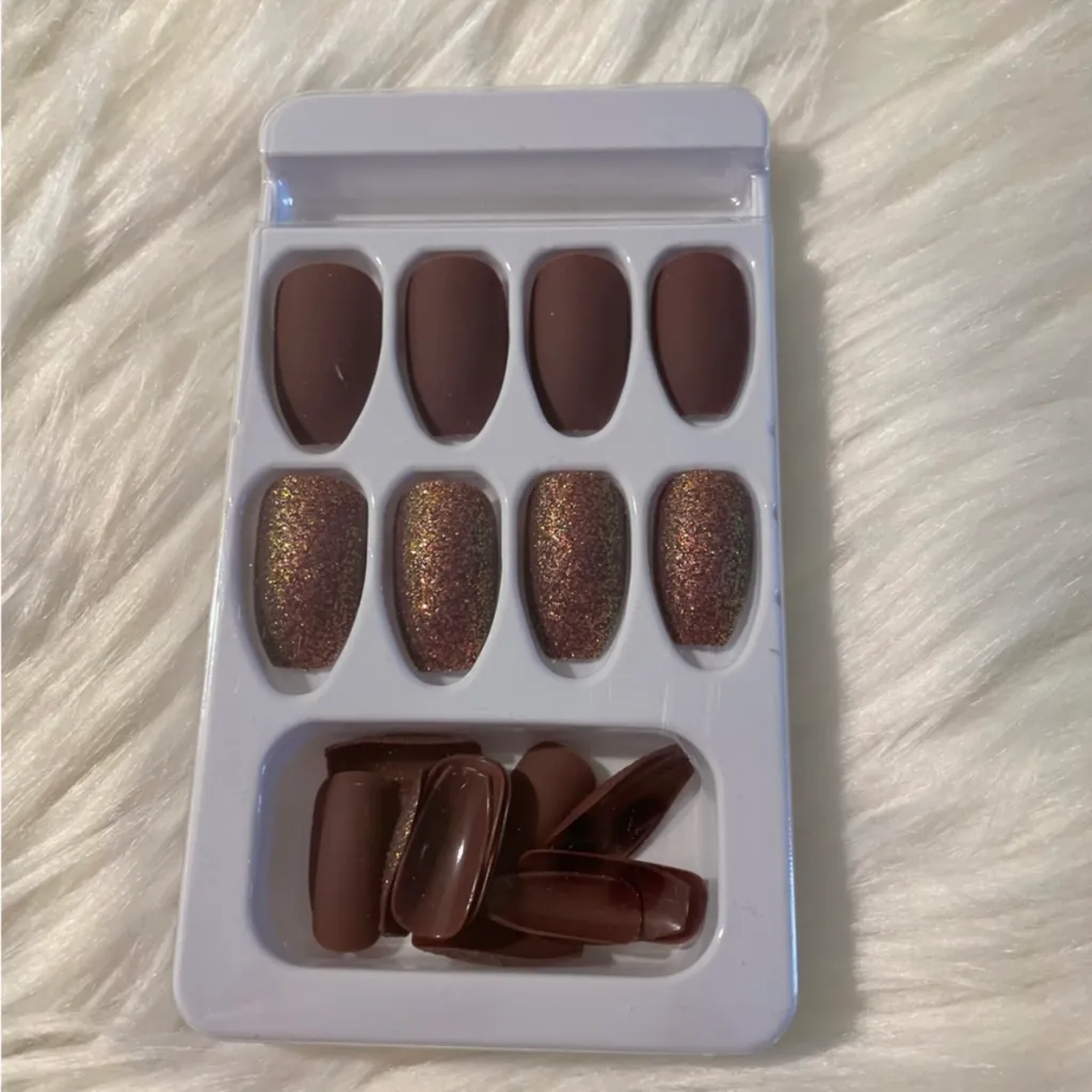 Brown and Glitter Press-On Nails photo 1