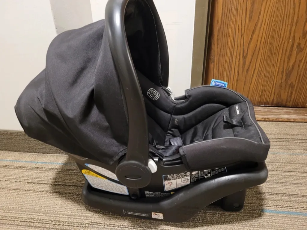 Snug Ride Car seat photo 1