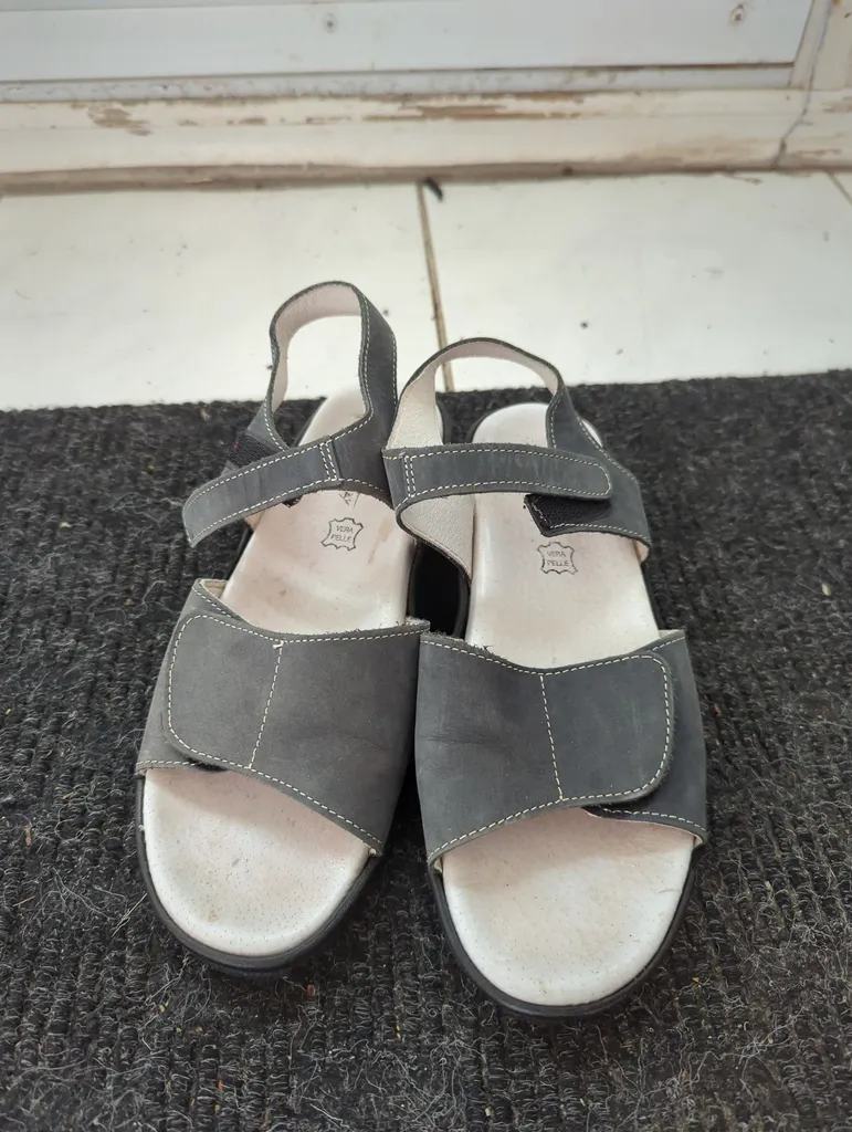 Vintage grey Italian-made sandals photo 1