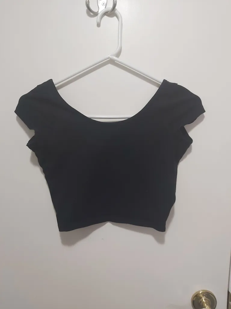 Black crop top photo 1