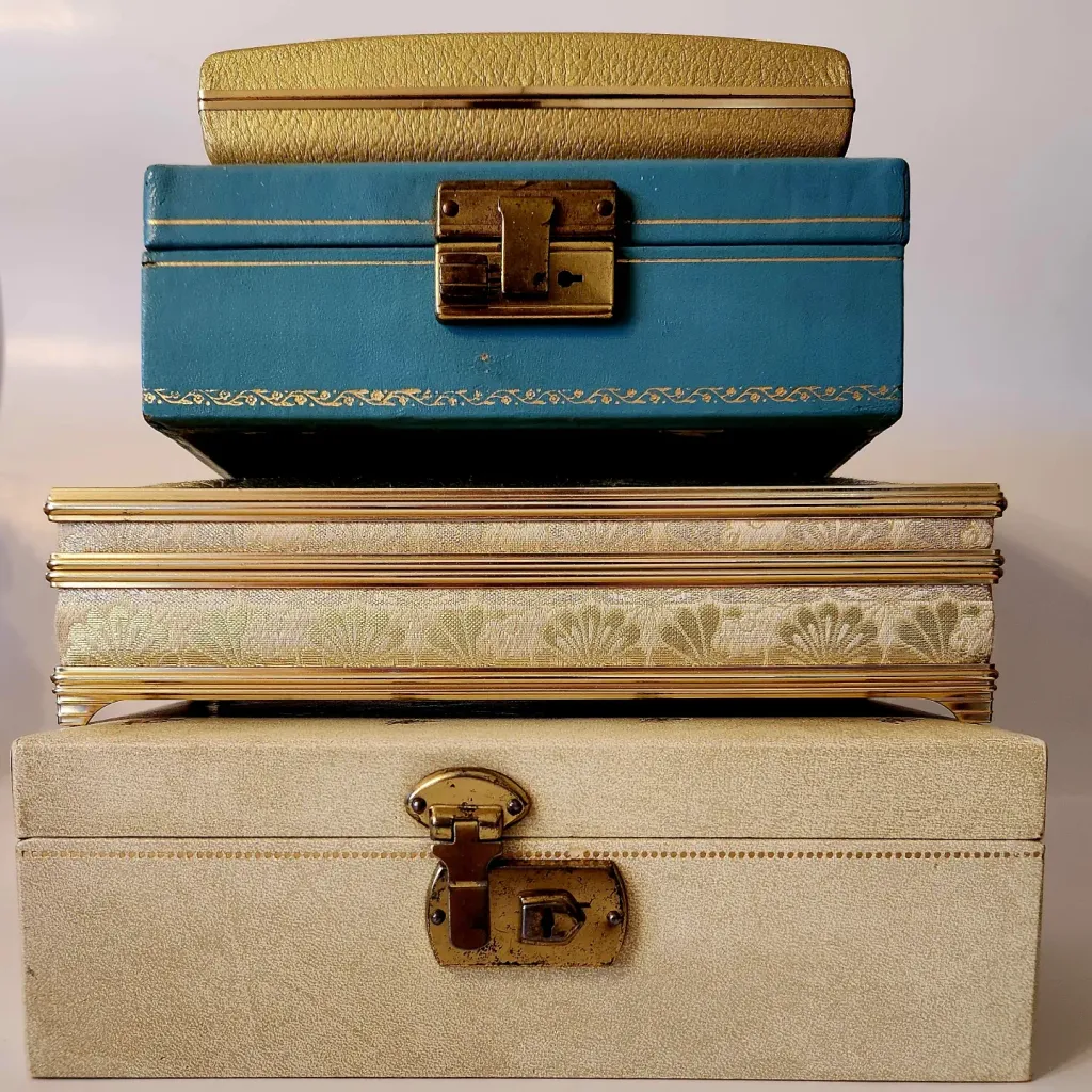 Vintage Hollywood Red Velvet Jewelry Box photo 1