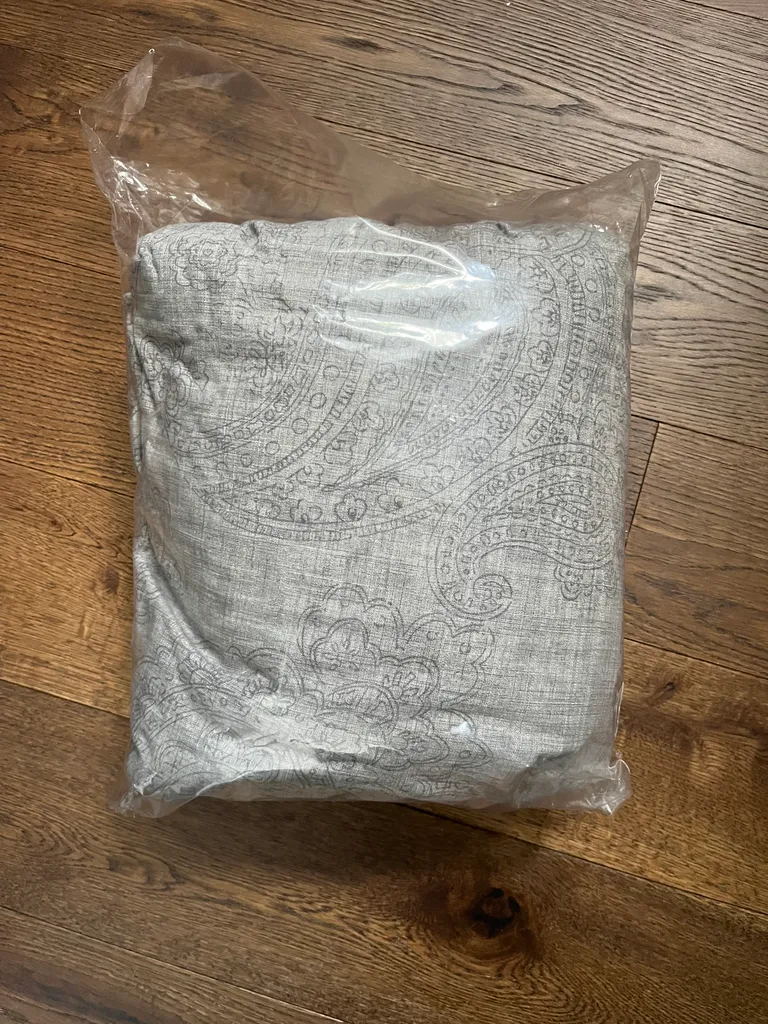 King duvet cover and pillow shams photo 1