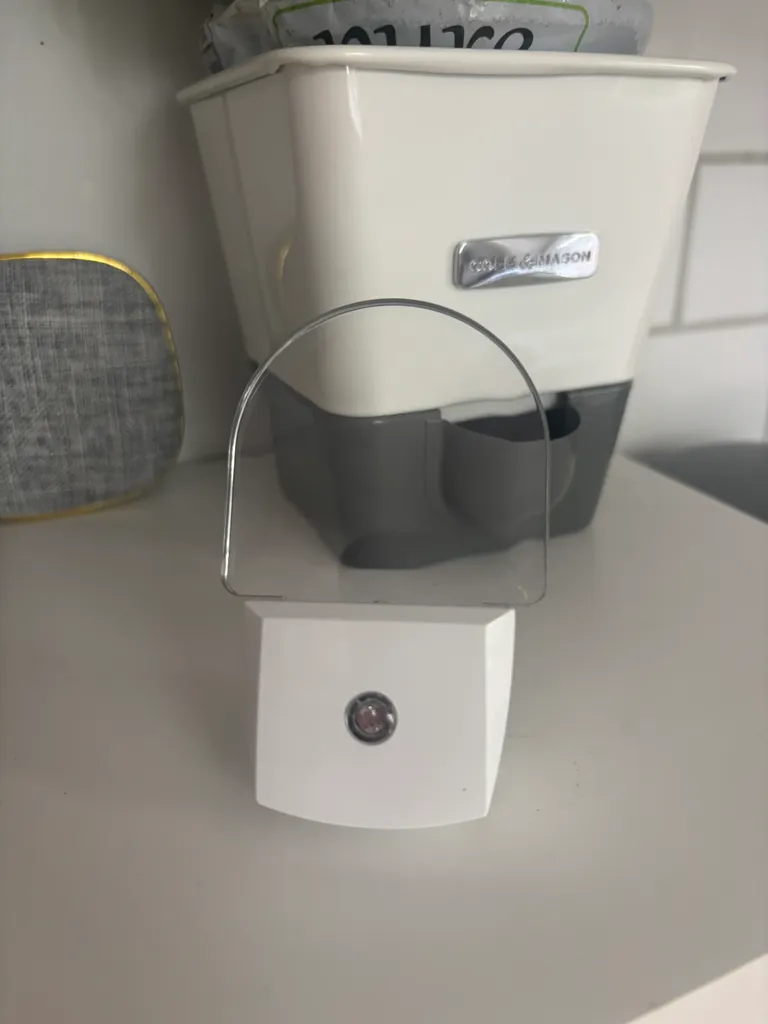 Automatic Sensor-Activated Led Nightlight  photo 1
