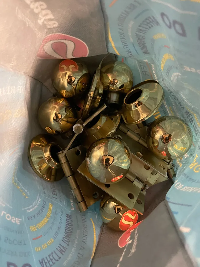 Door handles & hinges  photo 1