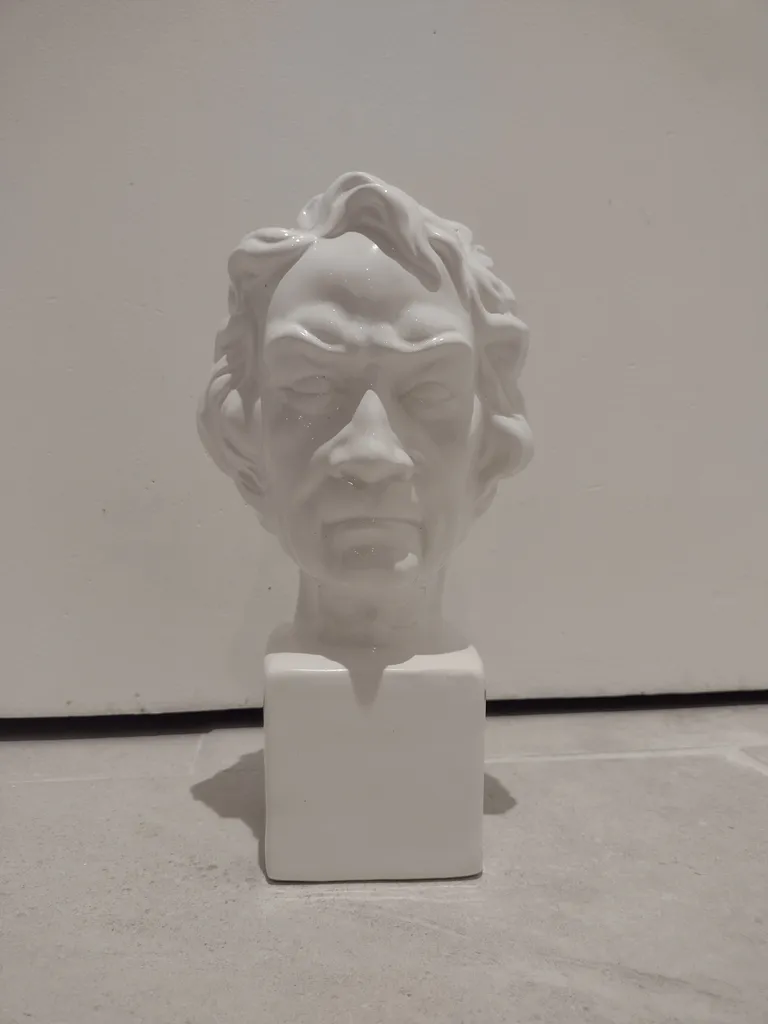 White ceramic bust photo 1