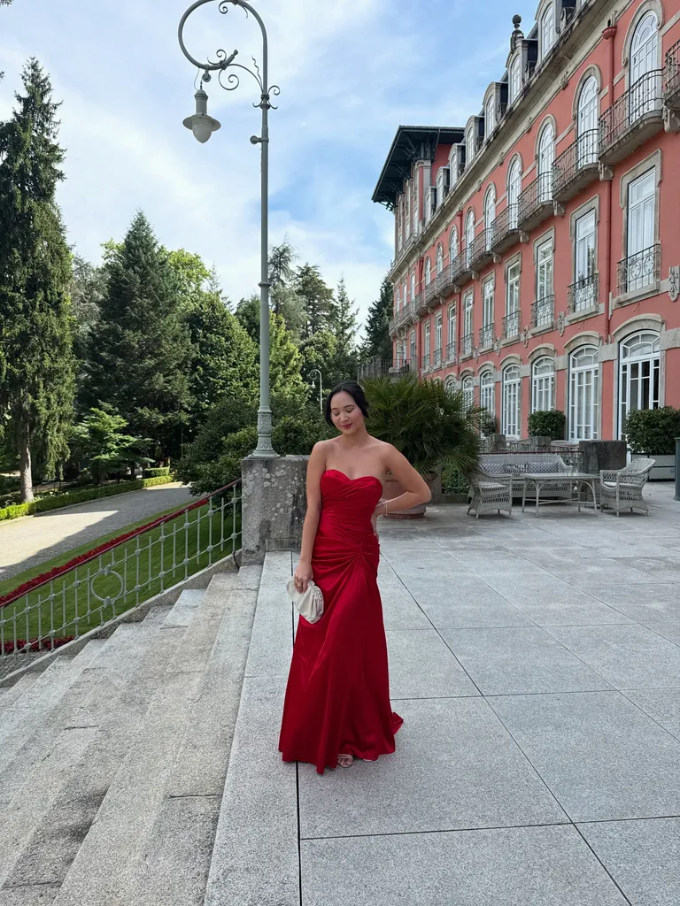 Red dress photo 1