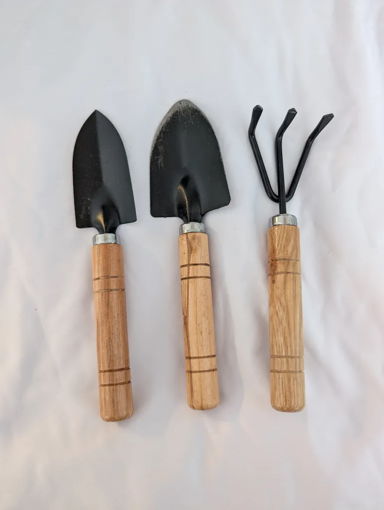 Small gardening tools photo 1