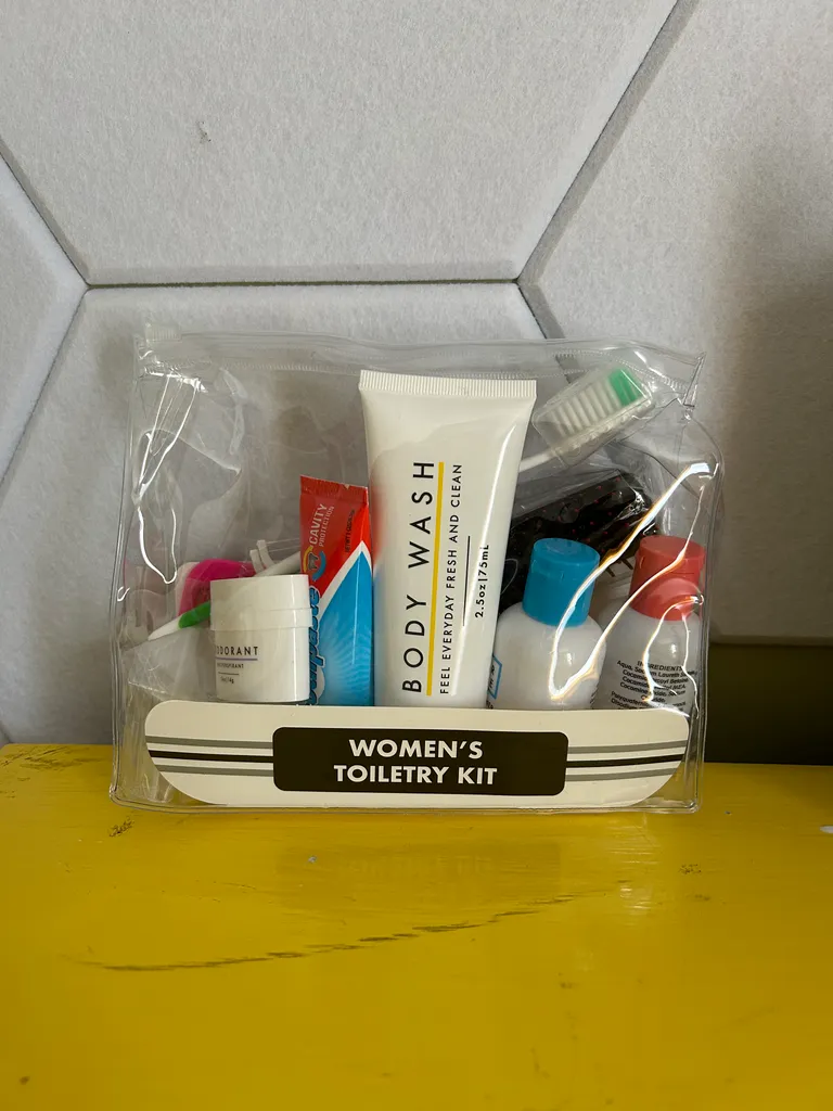 Toiletry kit photo 1