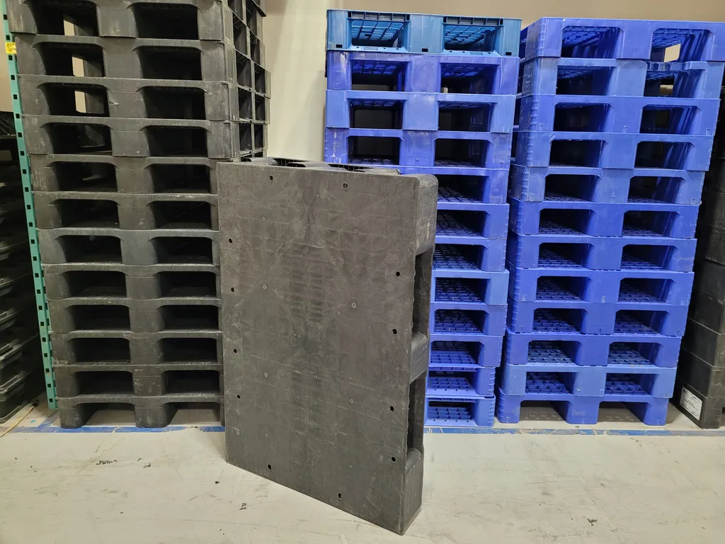 Plastic pallets i can trade  photo 1