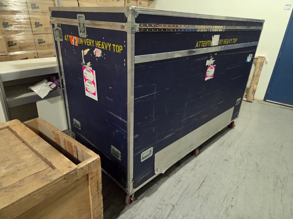 Large blue crate  photo 1