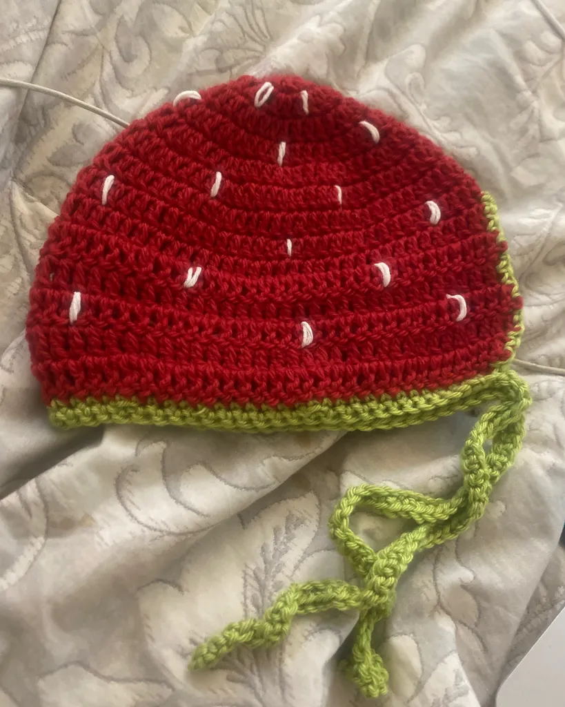crochet strawberry bonnet photo 1