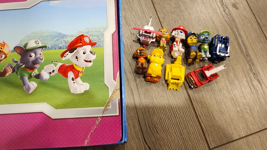 Paw patrol book and toys  photo 1