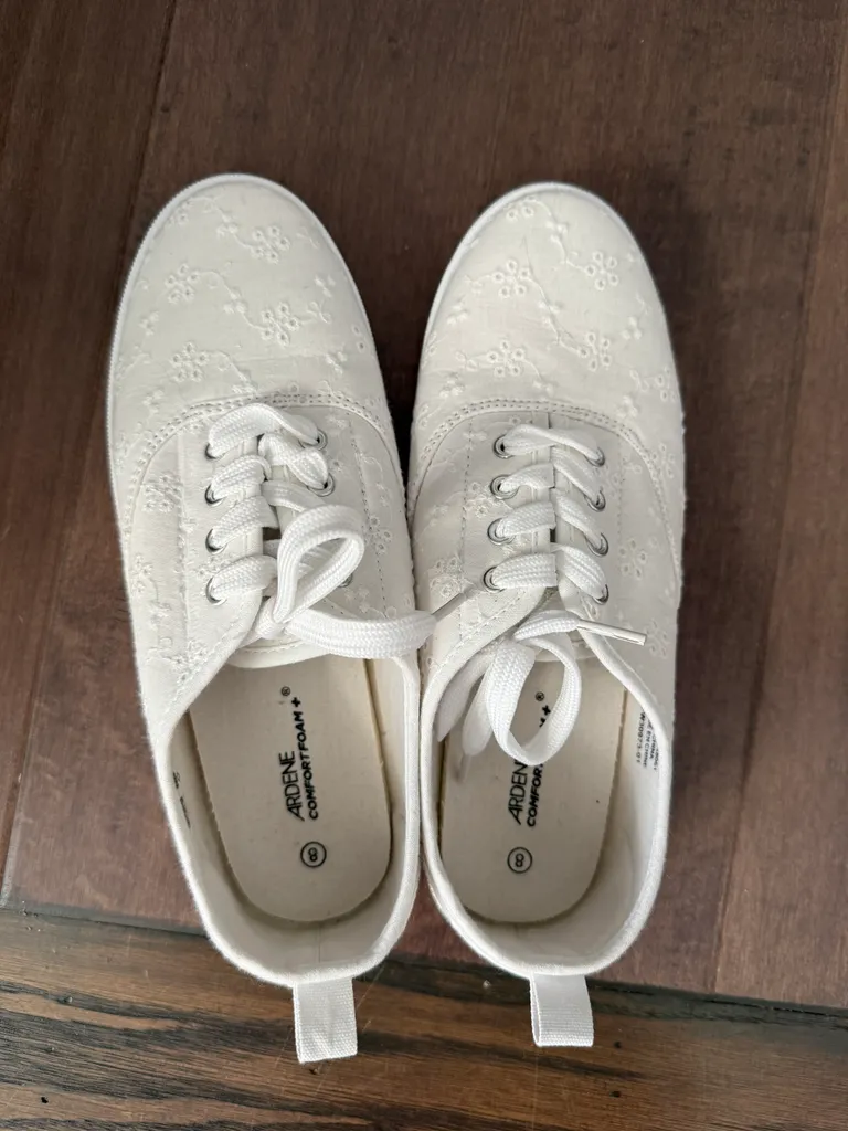 Ardene size 8 white shoes photo 1