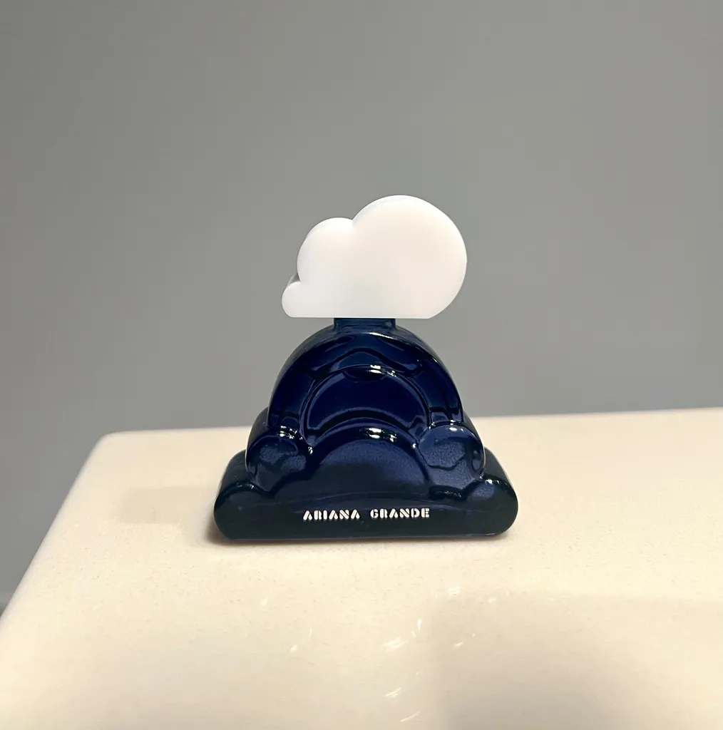 Ariana Grande Cloud Mini photo 1