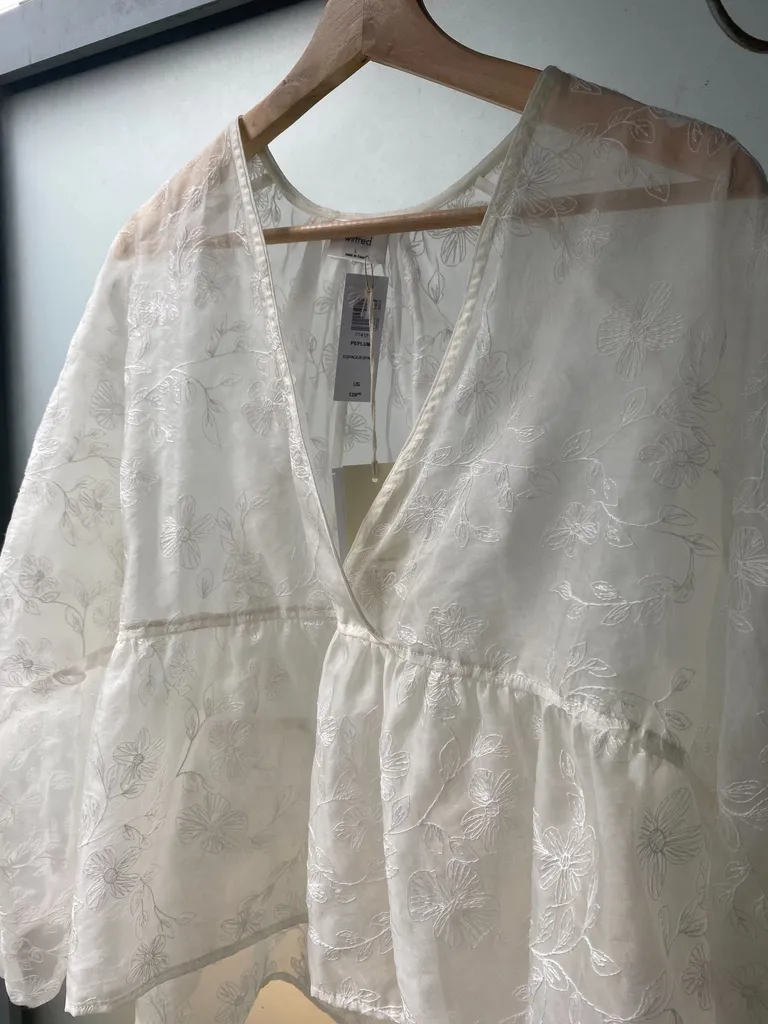 Aritzia embroidery top BNWT size L photo 1