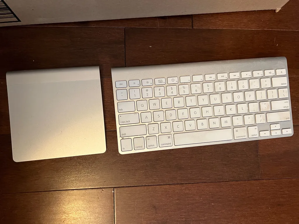 Apple Mac keyboard and touchpad photo 1