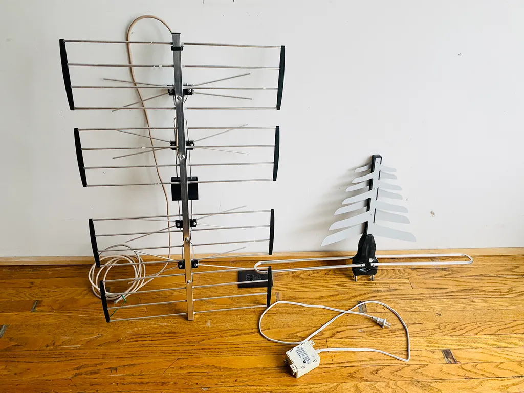 HDTV Antennas with amplifier by 1byone for over the air (OTA) TV photo 1