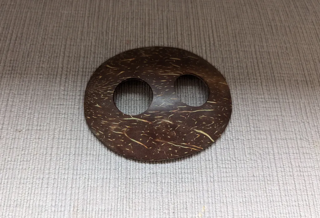 Coconut Shell Clip for Sarongs photo 1