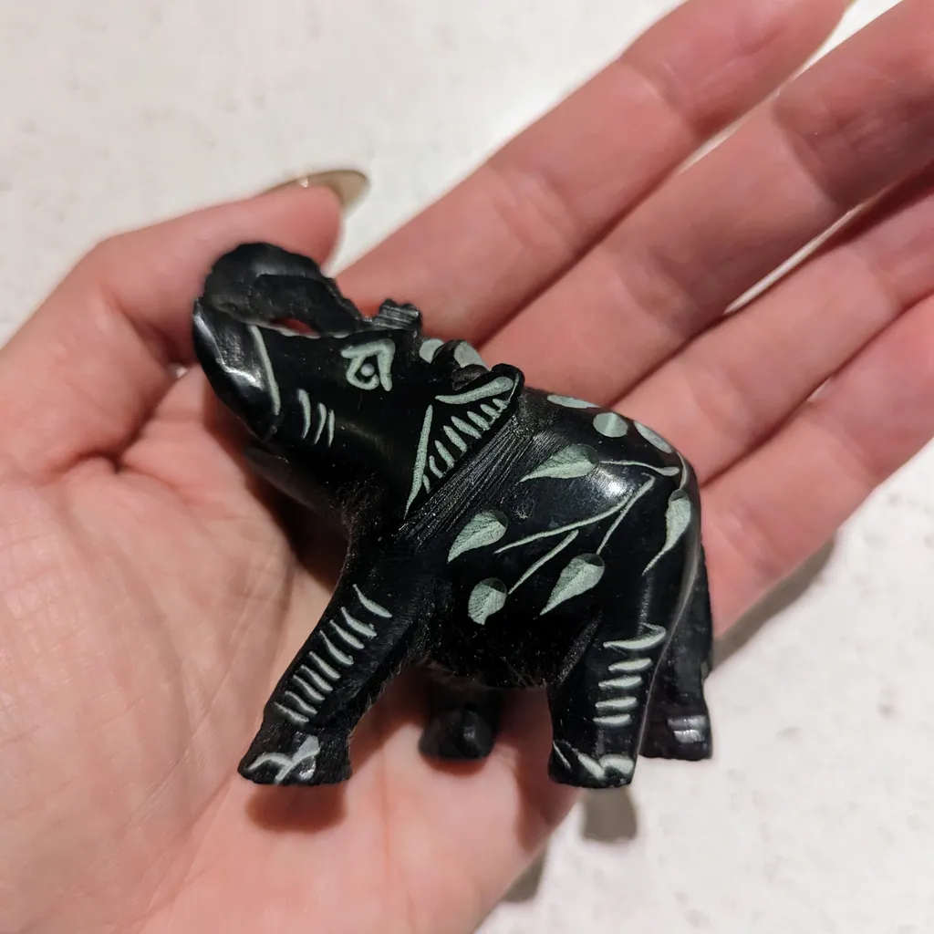 *FREE* 🆓 Thailand Elephant souvenir photo 1