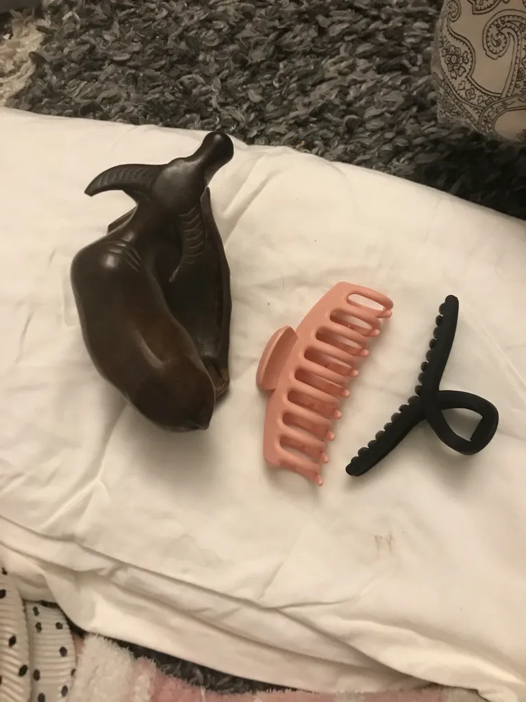 pince pour cheveu et sculpture photo 1