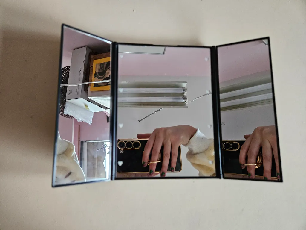 Mini lighted mirror photo 1