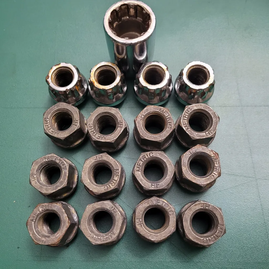 Locking lug nuts and regular nuts 19mm Honda photo 1