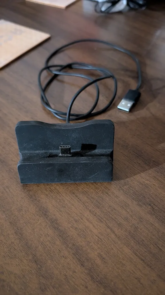 USB C standup phone charger photo 1